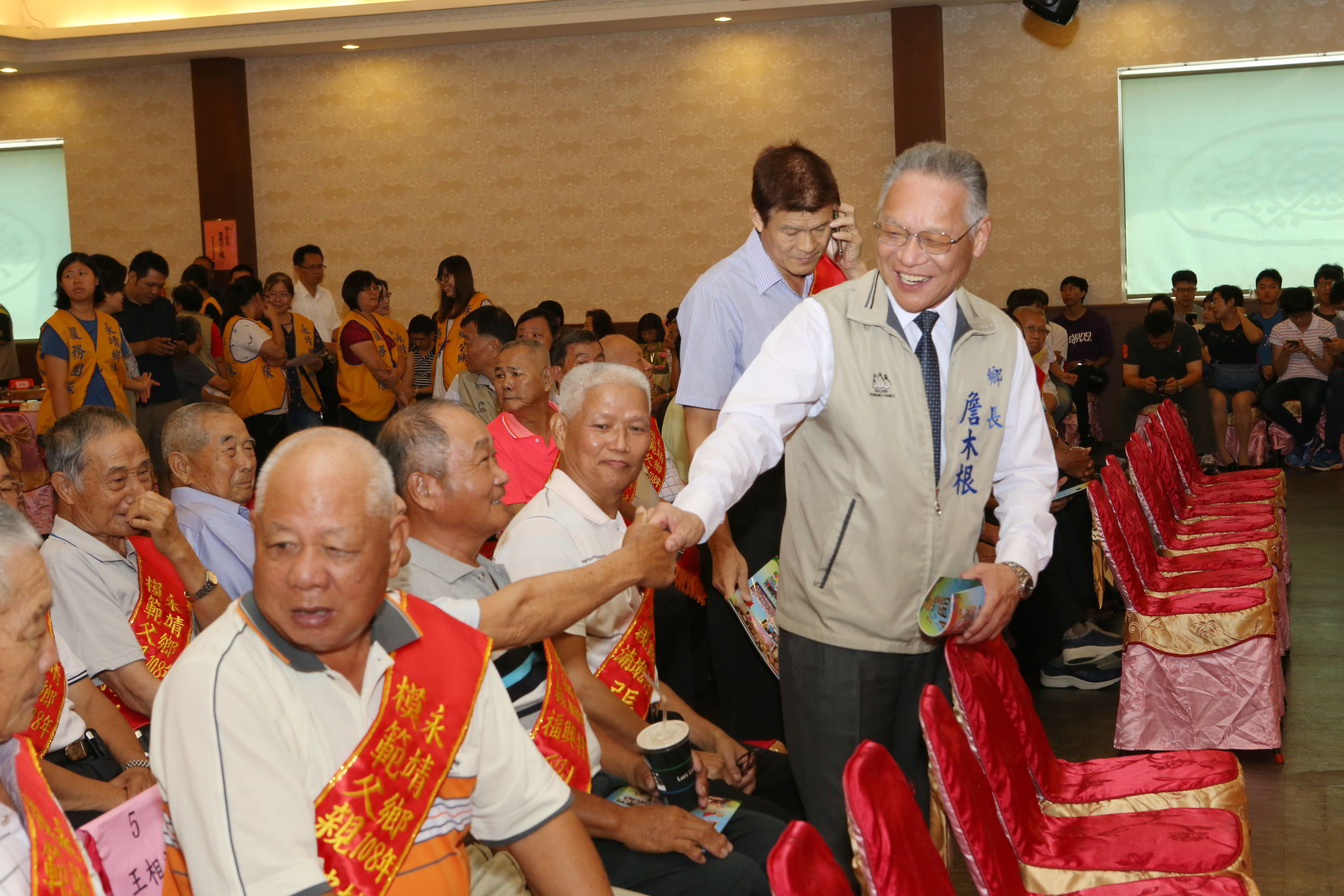 108父親節活動108年慶祝父親節暨特優村長及績優民政人員、績優解委員表揚活動鄉長恭賀各受獎人